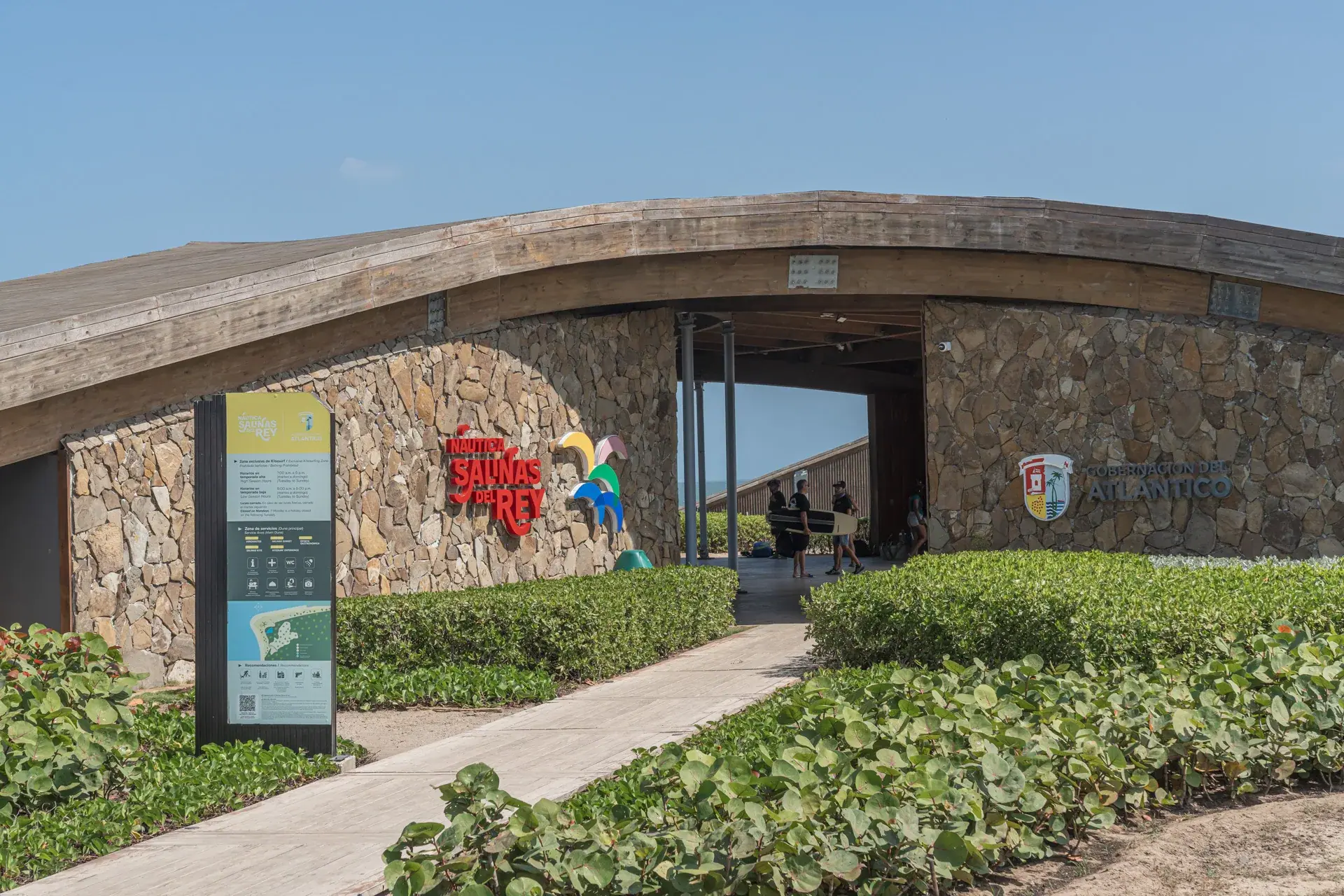Deportistas de kitesurf alistando equipos frente al Centro Náutico de Salinas del Rey.